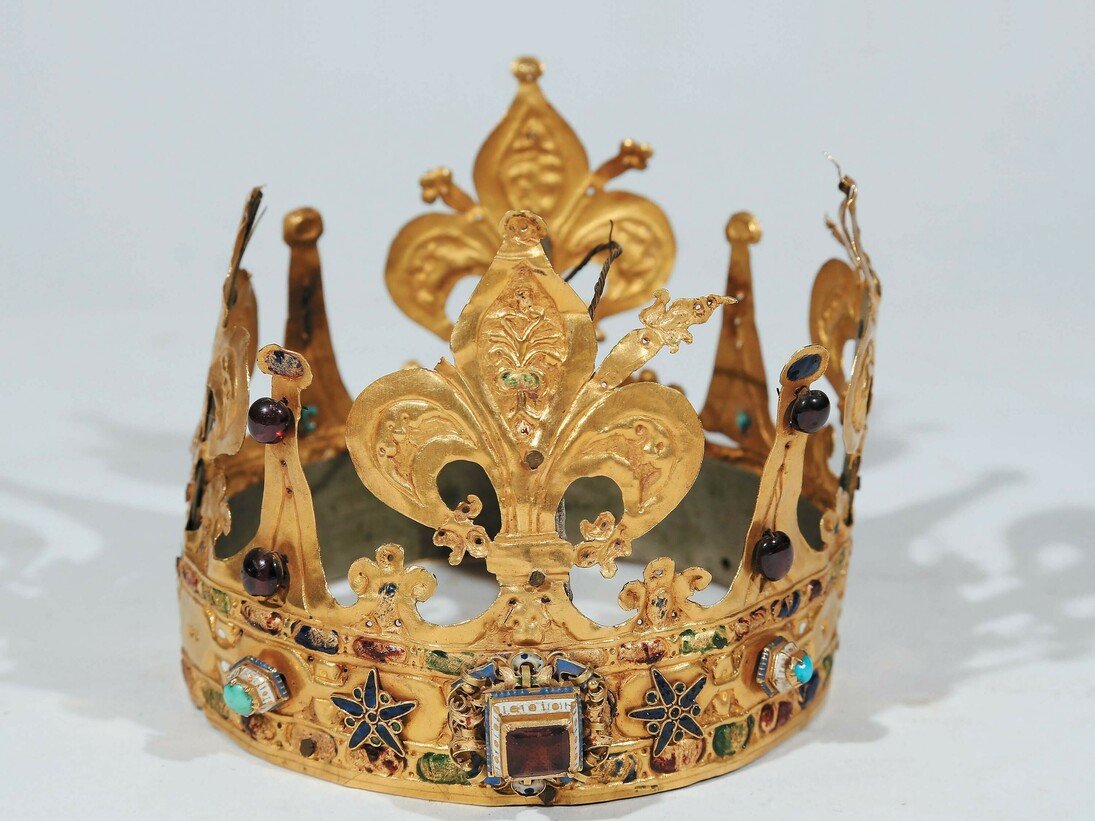 Alessandro di Bastiano Lamberti (1589-1602), Coppia di corone per il gruppo scultoreo detto “Delle lacrime”, 1601, lamina d’oro ritagliata, traforata, sbalzata e cesellata, smalti en ronde bosse e traslucidi, pietre preziose, proveniente dalla chiesa della Santissima Annunziata di Arezzo Arezzo, Museo Diocesano d’Arte Sacra
