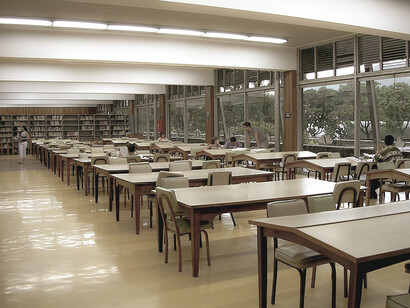 Biblioteca Central de la Universidad Central de Venezuela. En el ámbito universitario, la democracia cristiana puede presentarse como una ideología que combina la fe con un enfoque de justicia y derechos humanos