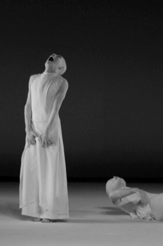 Una performance presentata al Festival Cervantino dal titolo "Kagemi: oltre la metafora degli specchi", Sankai Juku appartiene alla seconda generazione di gruppi di danza Butoh, un movimento emerso negli anni Settanta come espressione critica della coscienza umana