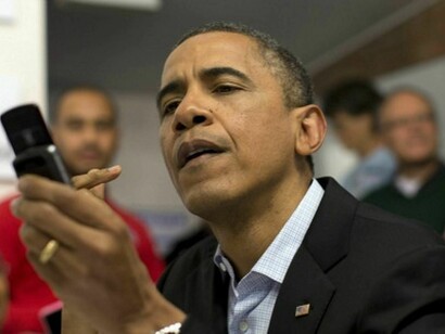 El presidente de Estados Unidos, Barack Obama, mirando su teléfono móvil
