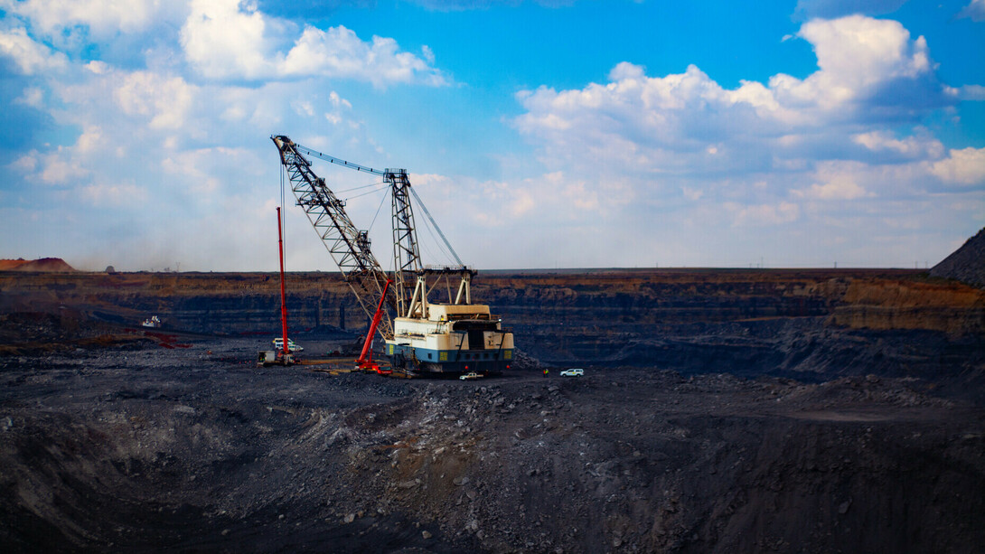 Grúa de construcción realiza trabajos sobre un terreno minero en la Mina de Chuquicamata, Chile