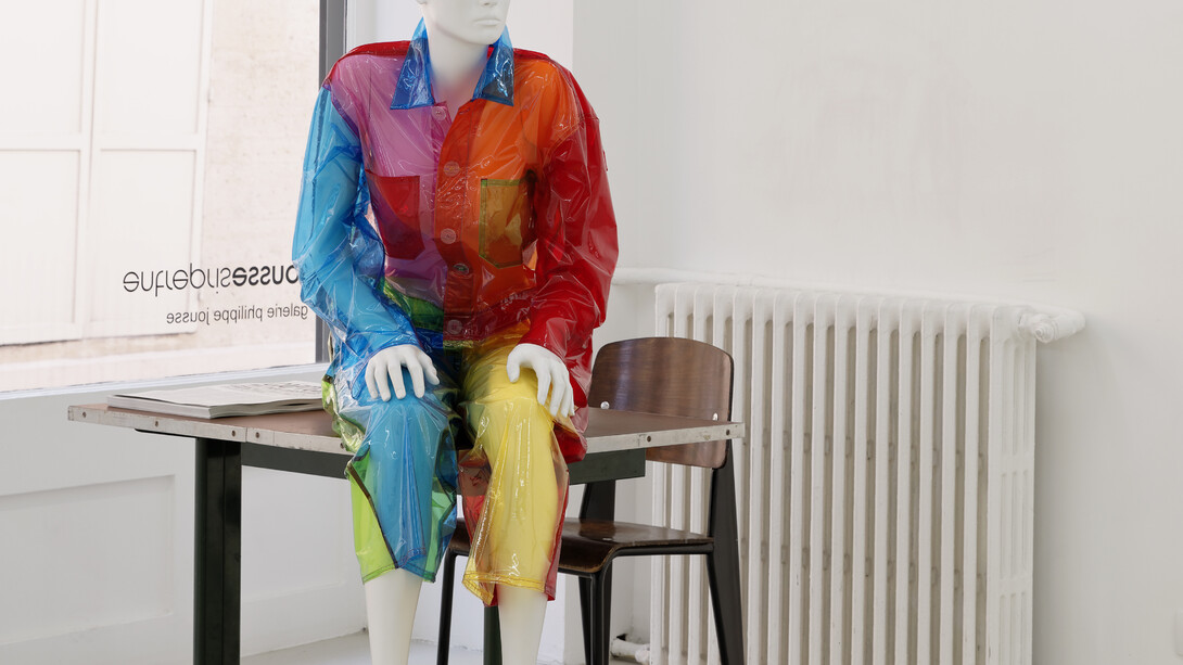 Matthew Darbyshire, Untitled Workwear, 2014, Costume de vinyl coloré sur mannequin assis, 140 x 40 x 60 cm, Courtesy: the artist, Galerie Jousse Entreprise, Paris & Herald Street, London