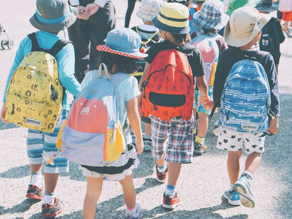 Bambini a scuola. Si ha bisogno di una scuola che appaghi le esigenze cognitive ed emotive di ciascuno dei nostri bambini e ragazzi i quali, in futuro, potranno divenire adulti in grado di generare un mondo migliore
