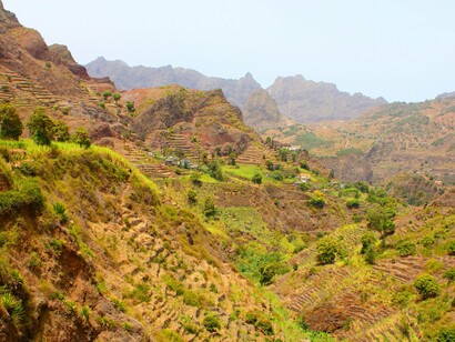 Santo Antão, Cabo Verde. Há muitos anos tive o prazer de visitar em Civitá Vechia, não longe de Roma em Itália o Museo Etrusco de la Marina e fiquei verdadeiramente surpreendida ao constatar que, no segundo globo-mundo que foi construído, a “Insula de Capo Verde” é maior que o continente africano a que ela pertence

 