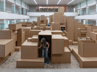 Antony Gormley, Innercity, 2026, cardboard, 15 figures, variable dimensions, Courtesy: the artist and Galleria Continua, Copyright: © the Artist Photo: Ela Bialkowska, OKNO Studio