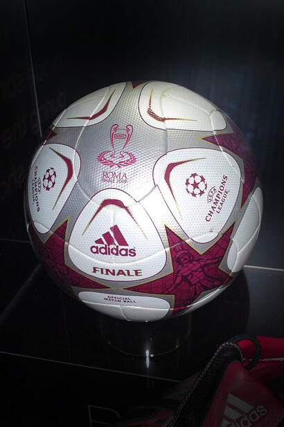 Un pallone della finale della UEFA Champions League 2009 in mostra allo UEFA Champions Festival 2011 ad Hyde Park, Londra