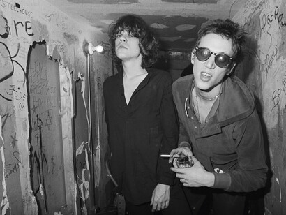 David Johansen of the now defunct New York Dolls and Richard Hell of Television backstage at CBGB’s, New York. Ph by Christopher Makos