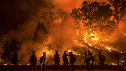 Bomberos apagando un incendio forestal