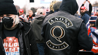 Seguidores de QAnon en los mítines de la campaña de reelección de Trump en agosto de 2018