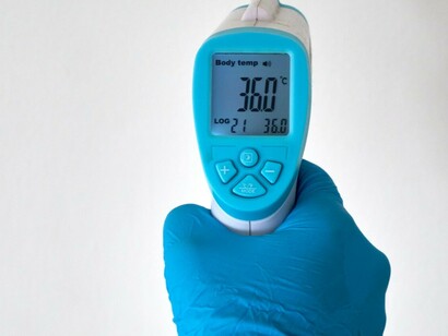 In banca. E anche qui, misurazione febbre