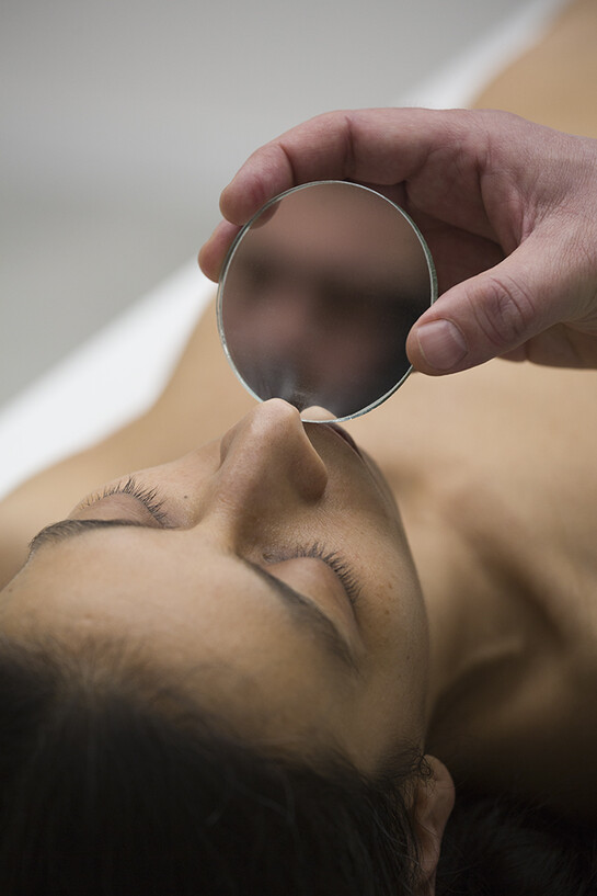 Regina José Galindo, Estoy viva, 2014, Foto: Andrea Sartori, PAC Milano
