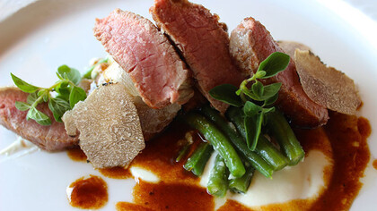 Trancio di sottofiletto grigliato in cottura rosa, emulsione al miele e fagiolini, tartufo nero e animelle