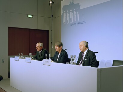 OLIVIER MENANTEAU
Rencontre de petersberg Berlin 18 mai 15 Barbara Hendricks et Laurent Fabius
courtesy galerie anne barrault