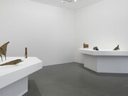 Lynn Chadwick, Hypercycle, chapitre I, scalène (1947-1962), vue d'exposition. Courtoisie de la Galerie Perrotin