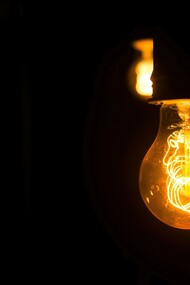 Lâmpada elétrica. A invenção da eletricidade é uma das maiores conquistas da humanidade, responsável por transformar radicalmente a sociedade e possibilitar a criação de inúmeras tecnologias modernas que moldam o mundo em que vivemos hoje. A história da eletricidade começa com as primeiras observações sobre fenômenos elétricos e evolui para descobertas e inovações que mudaram o curso da civilização