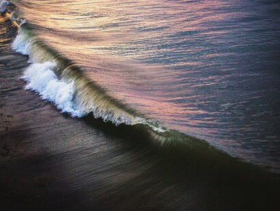 L'onda eterna del mare che arriva alla spiaggia col suo fruscio
