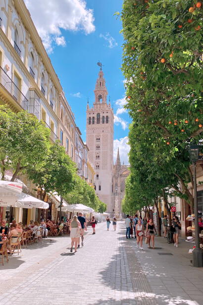 La Giralda es un ejemplo magistral de arquitectura almohade, caracterizada por su elegante simplicidad y líneas geométricas