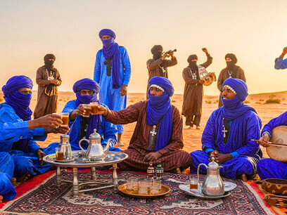Si el paisaje es el alma visible de Argelia, la hospitalidad es su corazón latente. Ceremonia del té, un ritual tuareg, Sahara argelino, Argelia