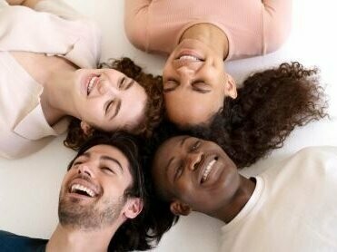 Amigos reunidos. Com o advento da globalização trazida pela comunicação rápida e cada vez mais possível e uma urgência avassaladora em todos os aspectos da vida humana, o mundo se estreitou e se derreteu como todas as nossas certezas, o chão seguro não existe mais e o pensamento calculado milimetricamente dá lugar a instantes de rompantes cada vez mais diferentes do anterior. Hoje tudo é quase possível, e isso nos faz rodopiar sobre nós mesmos e nossas imediatistas descobertas e surpresas


 