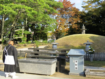 Un monje reza frente al Montículo funerario conmemorativo de la bomba atómica en Hiroshima, Japón