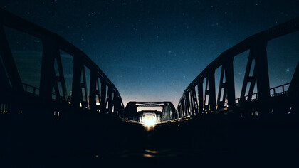 Puente durante el atardecer en Tykocin, Polonia