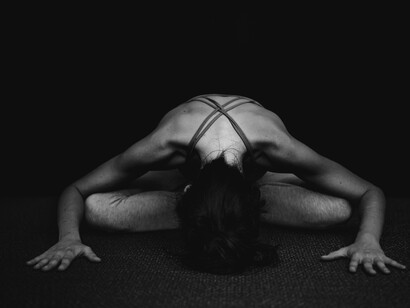 Rallentando diventiamo più consapevoli di tutti i piccoli elementi fisici e mentali che sono necessari per portarci da un asana all'altro