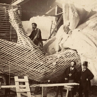 Pierre Petit, Vista degli atelier Gaget, Gauthier & Cie, fabbricazione del modello in gesso della mano sinistra, tra il 1881 e il 1884 (dettaglio). Cortesia del Musée d’Orsay