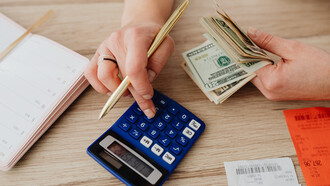 Pouvoir changer d’assureur à tout moment de l’année, sans perte de cotisation et d’avantages fiscaux permettrait plus facilement aux particuliers et aux entreprises de faire jouer davantage la concurrence nationale et internationale