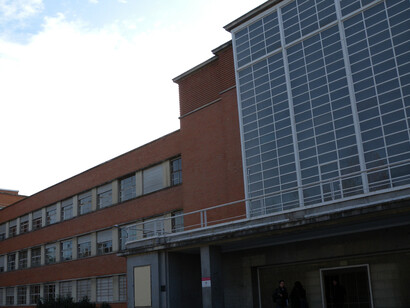 En el círculo literrio conoció a Rafael Sánchez Ferlosio con quien contrajo matrimonio en 1954. Tuvieron una hija, Marta, a quien Martín Gaite dedicó su célebre cuento *La reina de las nieves*. Facultad de Filosofía y Letras, Universidad Complutense, Madrid, España