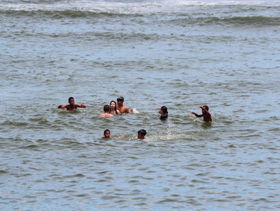 Banhistas nas águas contaminadas (foto de Mario Moscatelli, Janeiro 2017)