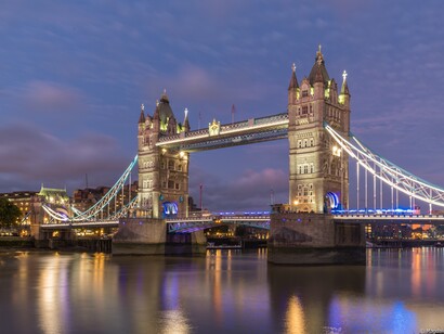 A pesar de vivir en nuestro mundo, no dejaron de estar hechas de lo que está hecho el mundo, de materia, de información o energía. El Tower Bridge, una tarde nublada mientras las luces de la ciudad comienzan a iluminar las orillas del río Támesis. Londres, Inglaterra