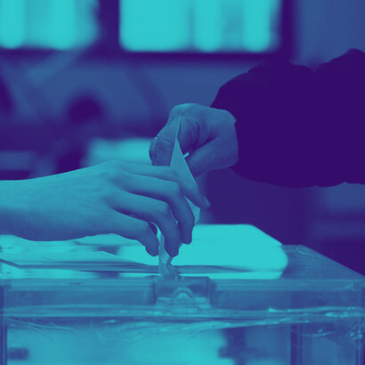 Personas ejerciendo su derecho al voto