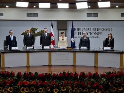 Tribunal Supremo de Elecciones entrega las credenciales al presidente electo y a los dos vicepresidentes, 27 de abril de 2022
