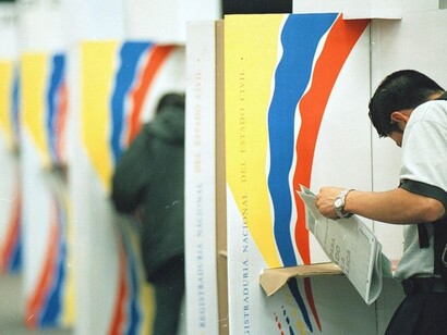Colombianos eligiendo a sus nuevos representantes