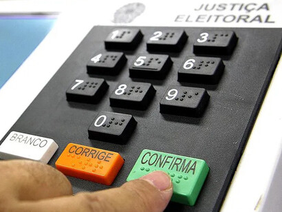 No Brasil, o sistema de votação é realizado através de uma urna eletrônica, considerada um dispositivo seguro e altamente tecnológico quando comparado a outros países