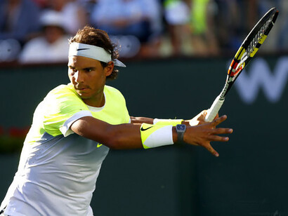 Nadal se prepara para golpear la bola
