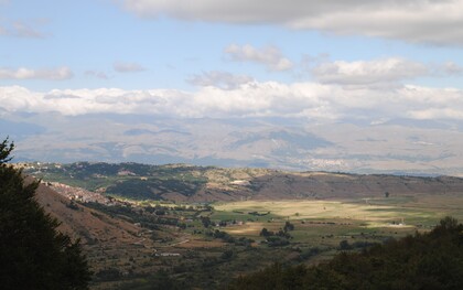 La cucina abruzzese si distingue per un legame profondo con il territorio, che unisce mare e montagna in un equilibrio raro e riconoscibile. In foto Campo Felice, Appennini Centrali, Abruzzo, Italia in una foto di Serenapaliria