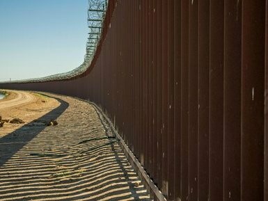 Assim construída, a ideia do progresso não tem nada a ver com o bem-estar das populações. É que só contam como populações dignas de bem-estar as que têm poder para impor custos sem os sofrer. Essas populações podem ser cada vez mais minoritárias, mas isso em nada afecta a ideia de progresso. Aliás, haverá tanto mais progresso quanto mais selectivo ele for