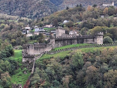 Fortezze di Castelgrande, Montebello e Sasso Corbaro, lungo le antiche strade di Bellinzona, Svizzera