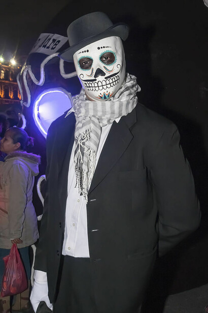 Un hombre disfrazado con motivo del Día de los Muertos. Colonia Centro de la Ciudad de México, México