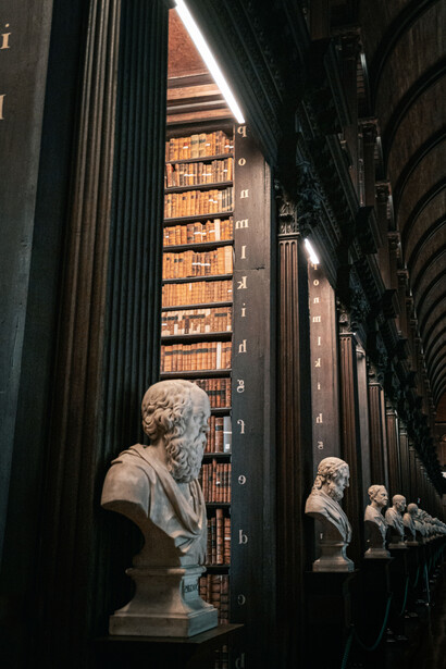 Bustos esculpidos em mármore na Biblioca da Universidade Trinity em Dublin, Irlanda