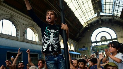 Miles de migrantes en una estación ferroviaria tratan de llegar al centro de Europa