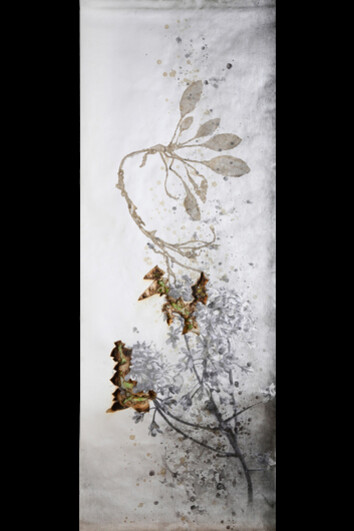 Akira Inumaru, from the series L’arc-en-ciel des plantes (Rainbow of Plants), 2018, mixed technique / paper, 200 × 73 cm, courtesy of the artist