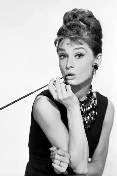 Audrey Hepburn posa con uno de los vestidos que la lució en la película de Blake Edwards «Desayuno con diamantes»