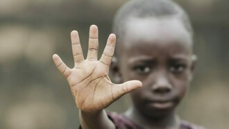 Un niño africano dice No al racismo