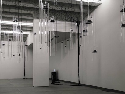 Roberto Pugliese, Emergenze acustiche, 2013, plexiglass, speakers, cavi audio, cavi in metallo, computer, software, composizione audio, Courtesy Tenuta dello Scompiglio, Capannori (LU), ph. Guido Mencari. 