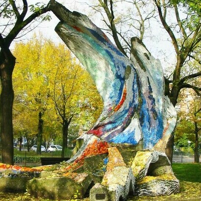 The work "The Wings of Peace" by Mally Edda is a 4-meter high sculpture depicting a dove's wing soaring high into the heavens, next to a broken wing in darker tones, which represents the absurdity of war with all its dramas. The author was born in Vienna, where she lives and works