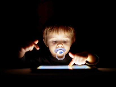 No está bien poner como niñera de nuestros hijos a las pantallas