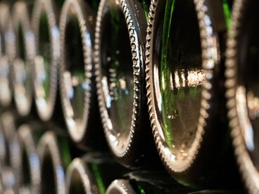 La scelta dell'elegante forma a mandorla dorata rompe gli schemi tradizionali e richiama l'iconografia sacra, trasformando la bottiglia in un oggetto ricco di significati