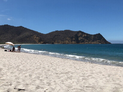 Playa de Los Frailes, Ecuador. La Playa de Los Frailes se extiende entre montañas y formaciones rocosas, con aguas claras y arena blanca que invitan a una experiencia de calma, contemplación y contacto profundo con la naturaleza